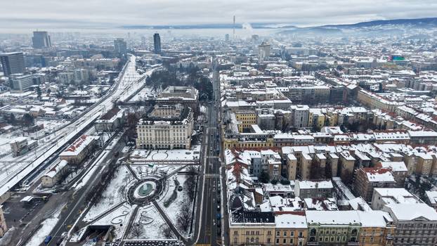 Pogled iz zraka na centar Zagreba prekriven snijegom