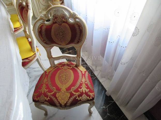 Ovako nešto nikad niste vidjeli! Prodaje se stan u Opatiji: Zlato, mramor, kipovi koji nose TV...