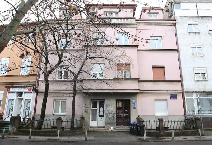 Zagreb: Svijeće i cvijeće za Miru Furlan ispred stana u kojem je nekad živjela