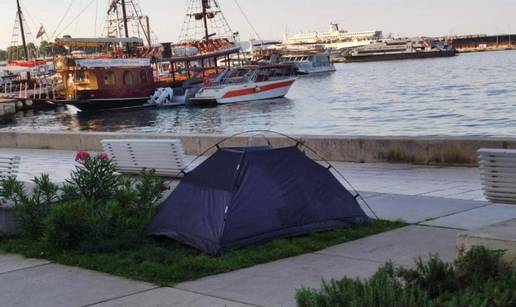 Preskupi apartmani? Razapeo je šator na sred splitske Rive!