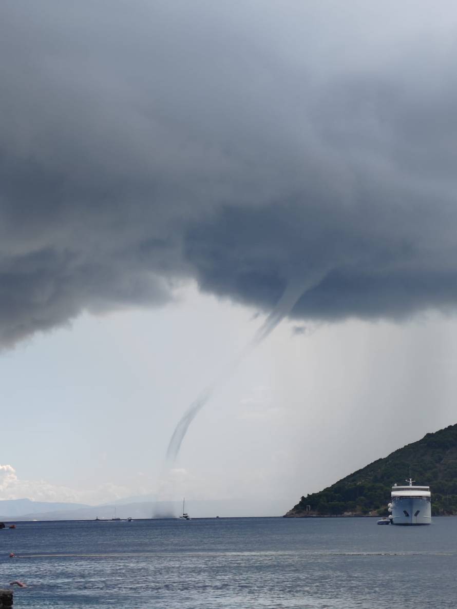 FOTO/VIDEO Pijavica iznenadila turiste na Visu: 'Izgledala je kao tornado, nismo baš bili mirni...'