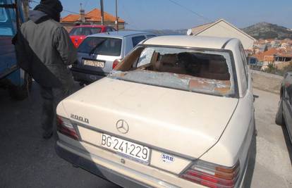 Došao na pogreb majke iz Beograda i uništili mu auto