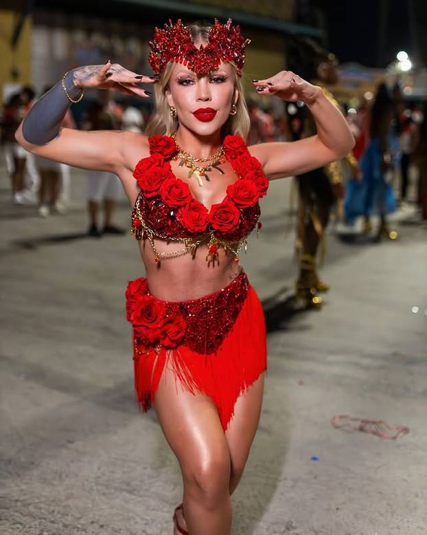 FOTO Slikala se gola na snijegu i riskirala zdravlje zbog fanova: 'Završila sam na hitnoj...'