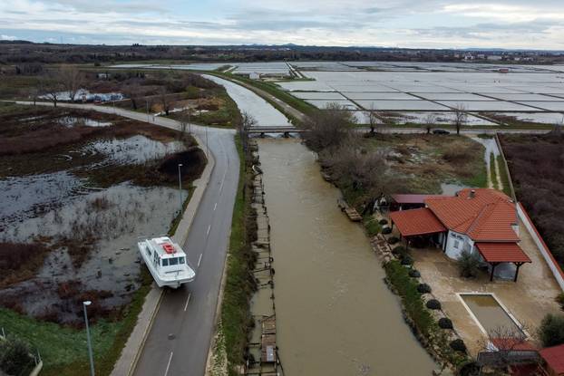 Nin: Pogled iz zraka na poplavljeno područje gdje je voda na cestu izbacila brod