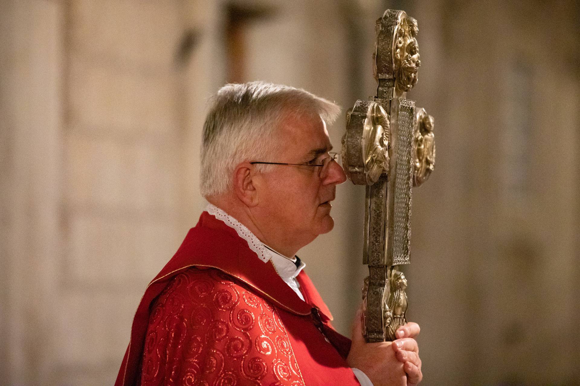 Dubrovnik: Mate Uzinić s dva svećenika u procesiji gradom obilježijo muku gospodnju