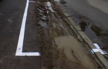Zagreb: Naplaćuju parking usred blata i na lošoj cesti
