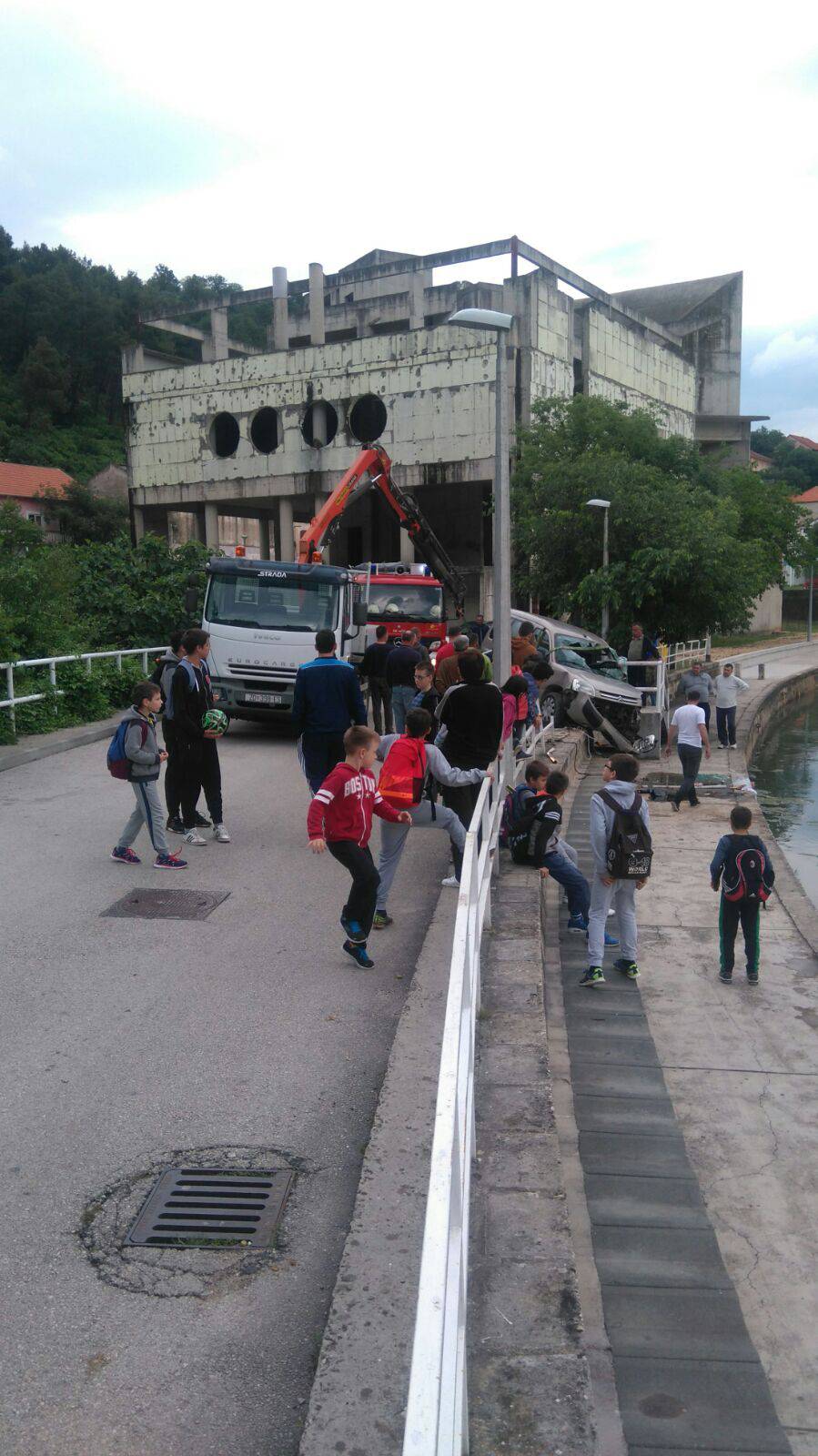 Probio ogradu pa Citroenom skoro sletio u hladnu Zrmanju