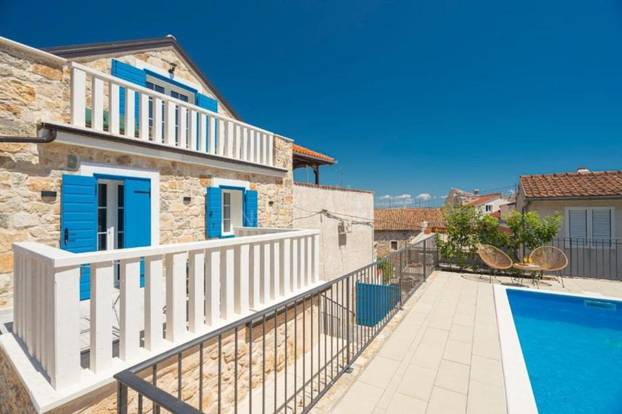 FOTO Ulov i pol: Kamena kuća u Tribunju nalazi se tik do mora, a vrijedi manje od 'milje'!?!