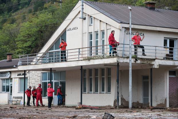 Najmanje 21 osoba izgubila je život u poplavama u BiH, započela potraga za nestalima 