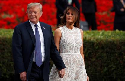 Držali su se za ruke: Donald i Melania skupa došli na summit