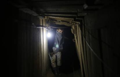Palestinci popravljaju tunele kojima prevoze hranu i oružje