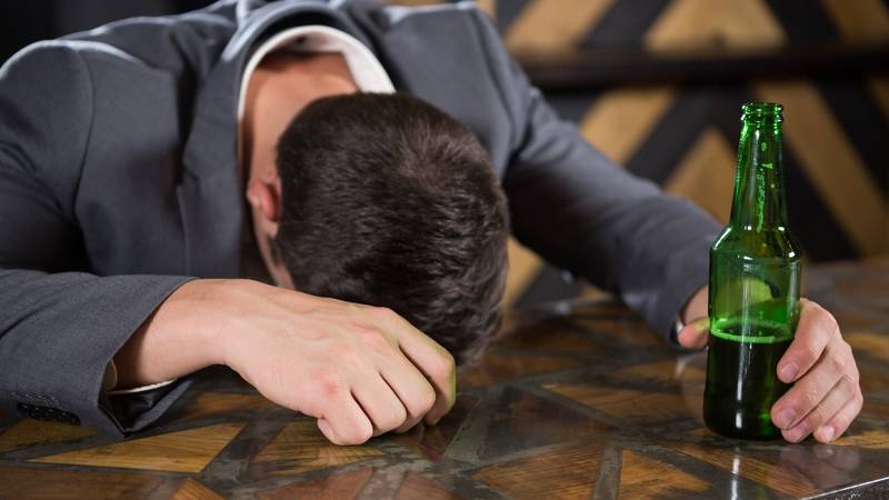 Pijan voznik z 3.65 promila se je dvakrat zaletel in končal v stebru