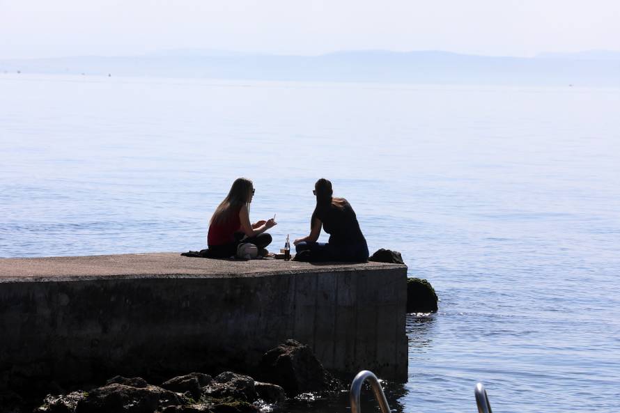 Rijeka: Mnogobrojni Rije?ani na plaži Kantrida