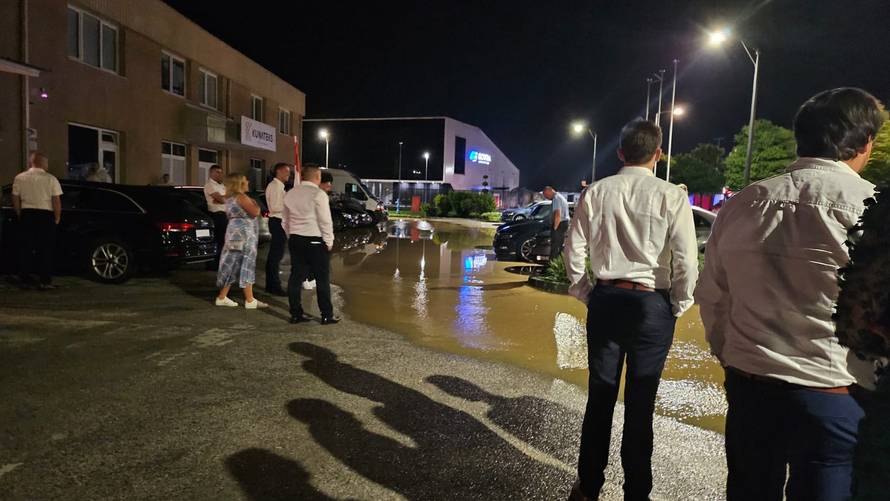 VIDEO Zagorje poharala snažna oluja. Svatovi 'zapeli' u vodi, tuča u Humu: 'Pa tu treba brod'