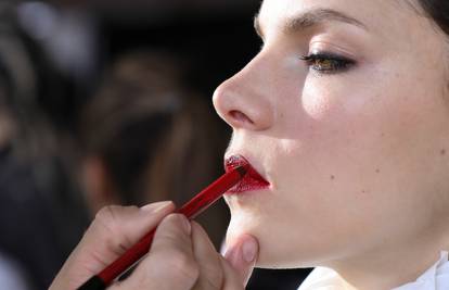 Savršena make-up simbioza: Ruž za usne i olovka istog tona