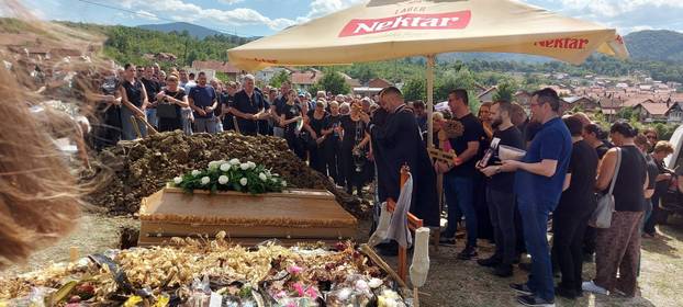 FOTO TUGA U KOTOR VAROŠU Pokopali Draganu (34) koja je poginula u buktinji kod Omiša