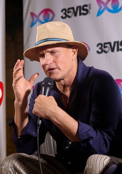 FOTO Holivudski glumac Woody Harrelson sa suprugom došao na Vis: Gledali su njegov film