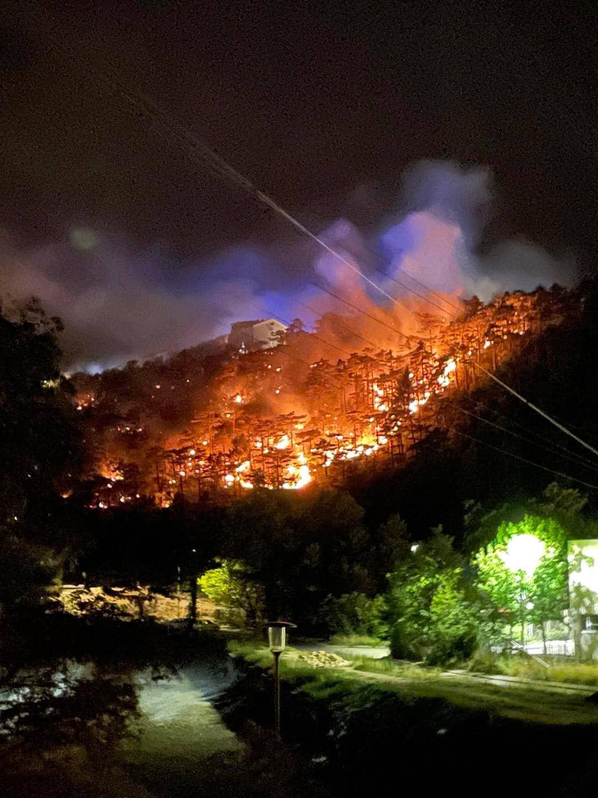 VIDEO Požar u Crikvenici je lokaliziran: 'Obranili smo kuće, do podneva bi ga mogli ugasiti'