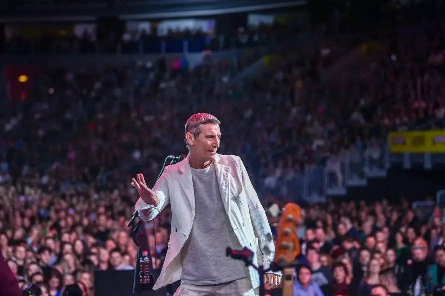 Massimo je djetinjstvo proveo u Australiji, a u karijeri je, osim pjevanja, bio i predani mentor