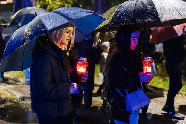Mostar: Stotine građana okupilo se u Vukoavrskoj ulici i zapalilo svijeće za Vukovar
