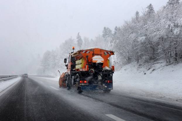 Zbog snijega otežan promet u Gorskom kotaru