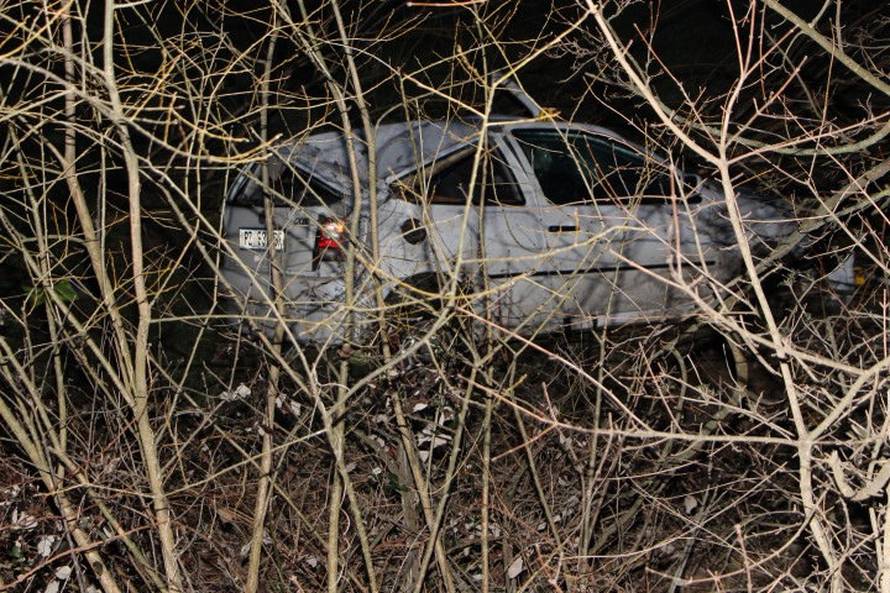 Sletio je s ceste i proletio kroz šikaru: Ozlijeđeno četvero ljudi