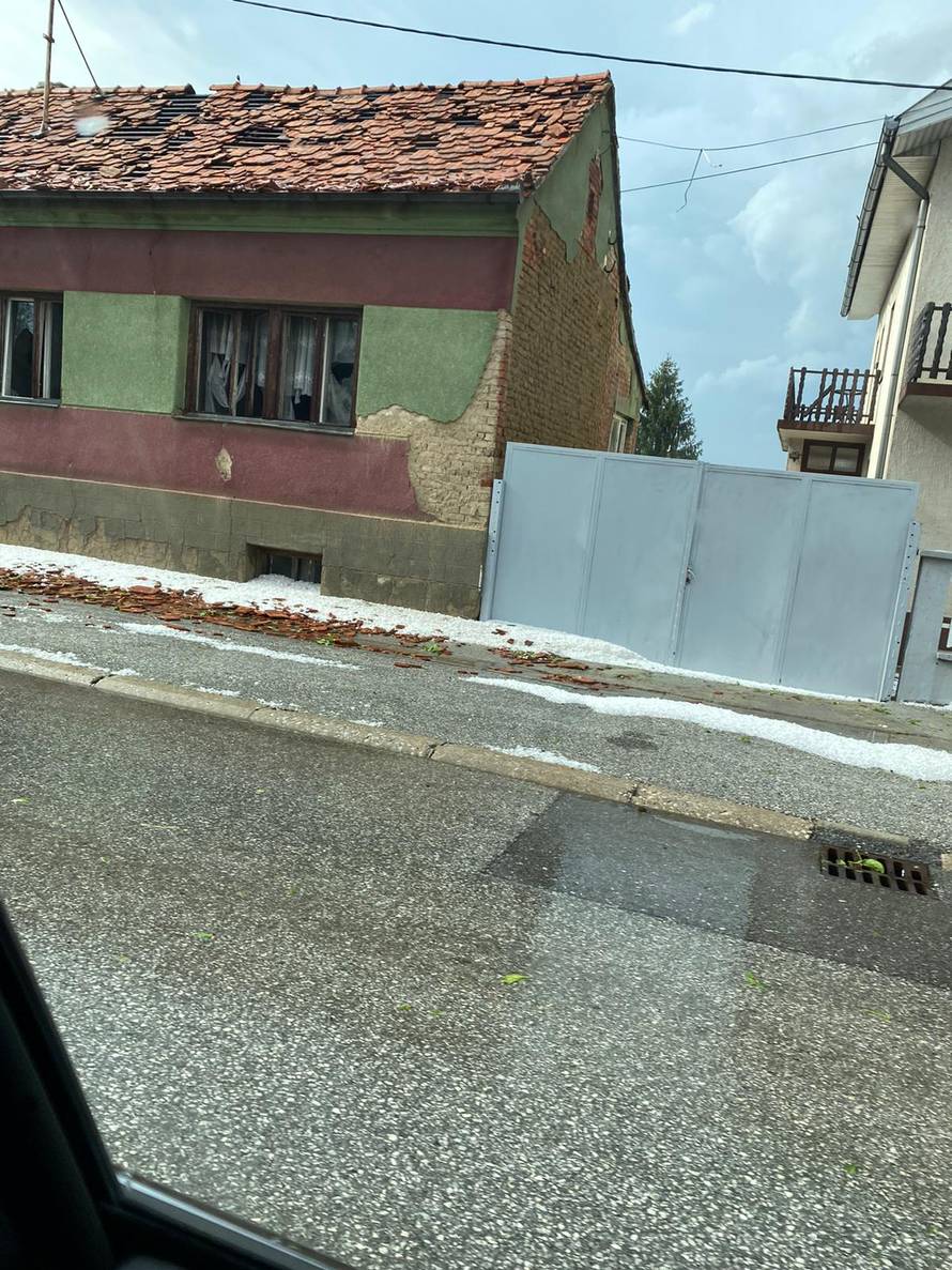 Vjetar nosio crjepove, tuča je oštetila automobile: 'Čula se kao pucnjevi, prestrašili smo se'