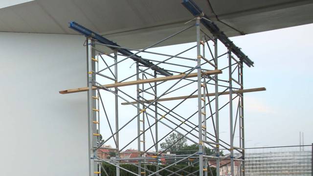 Zagreb: Kod Spomenika domovini postavljene su skele za početak radova