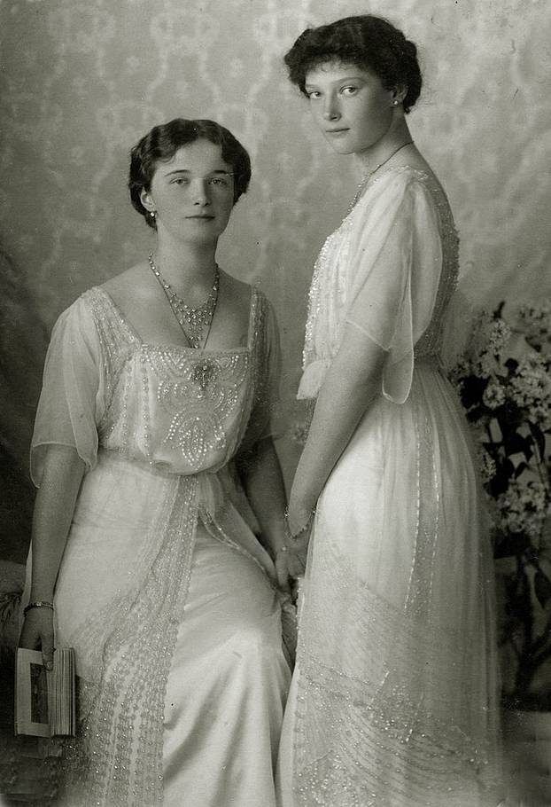 Russian Royalty, pic: circa 1914, The Grand Duchess Olga, left, with her sister the Grand Duchess Tatiana, the daughters of Tsar Nicholas II