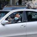 Pridržava se: Branko Kockica i u automobilu nosi zaštitnu masku