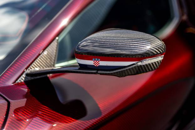 Rimac Nevere parkirane ispred Rimac kampusa u Kerestincu povodom Trilblazers Toura