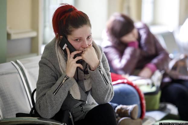 FOTO 24sata na granici Poljske i Ukrajine: Mnogi bježe od pakla rata, spavaju na kolodvoru