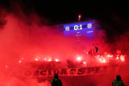 FOTO Torcida bakljama zasula teren Maksimira, letjele i do centra!? Evo što su im zaplijenili