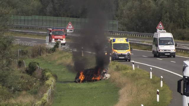 Auto je izletio s autoceste A4 pa se zapalio: Dvoje ozlijeđenih