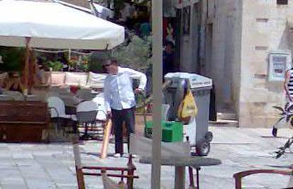 Gradonačelnik Bebić po hvarskoj rivi čistio smeće