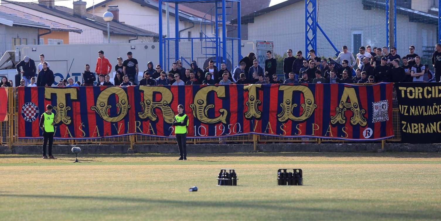 Torcida opet izvjesila sramotni transparent 'Maksovi mesari'!