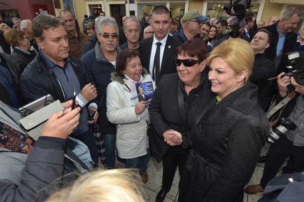 Grabar-Kitarović posjetila Zadar i štand na kojem se prikupljaju potpisi