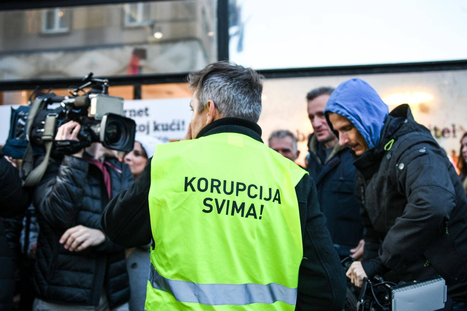 Zagreb: Dario Juričan u centru grada iskazao svoju ljubav i predanost prema korupciji