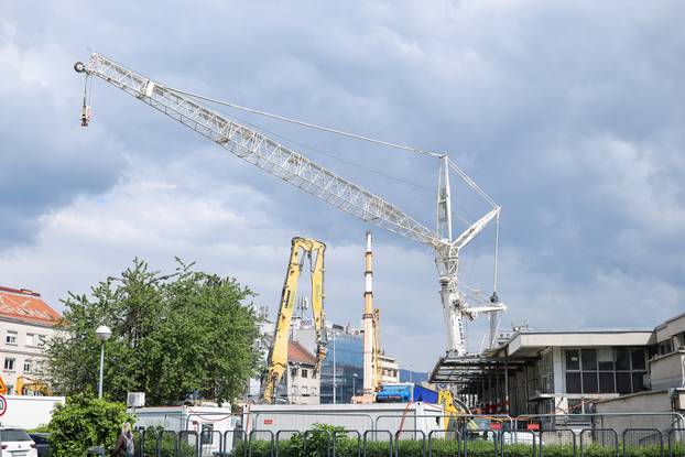 Zagreb: Kod Vjesnikovog nebodera počela je montaža velikog krana dizalice