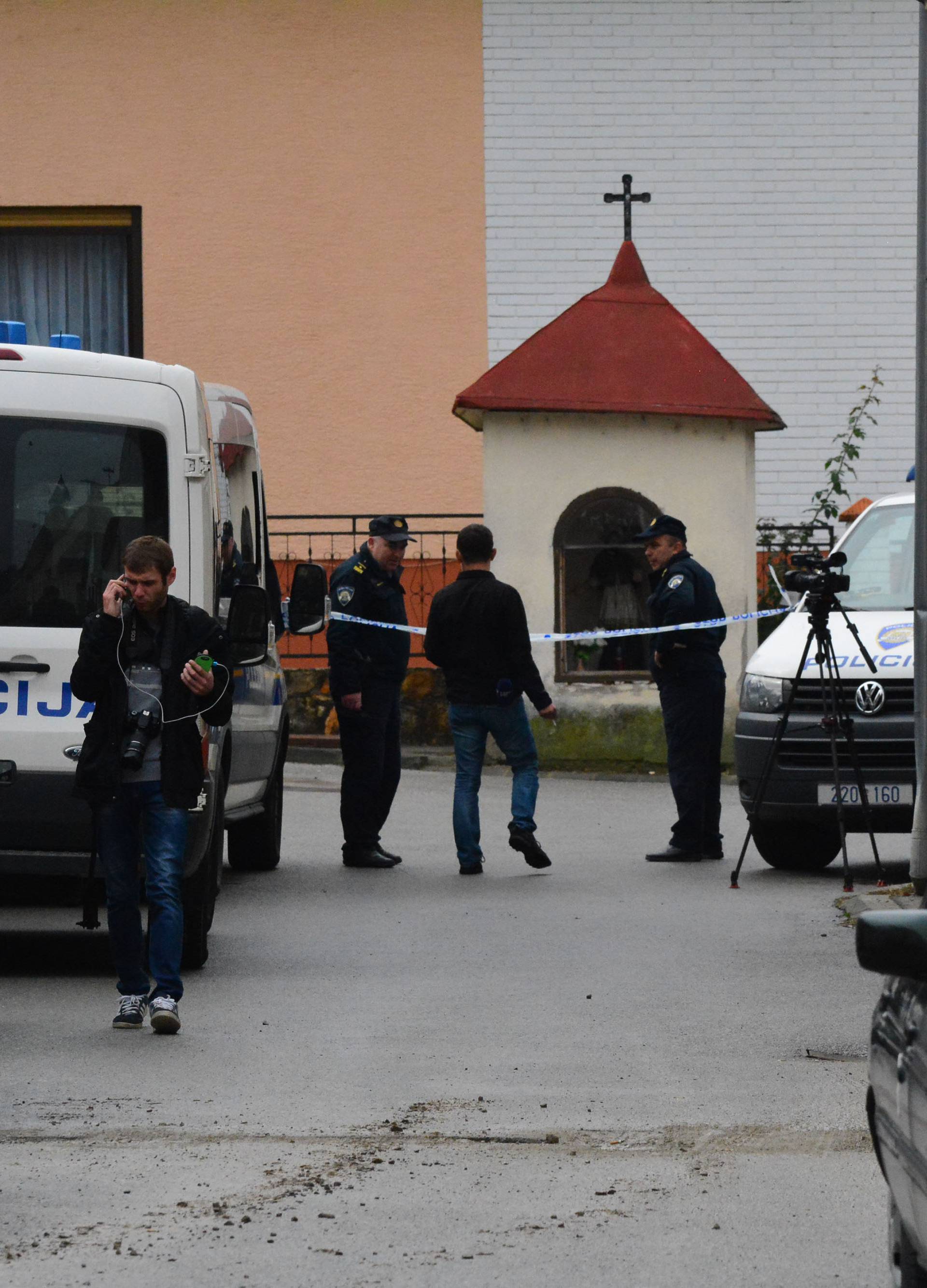 Zabarikadirao se u kuću, prijeti da će se raznijeti bombom...