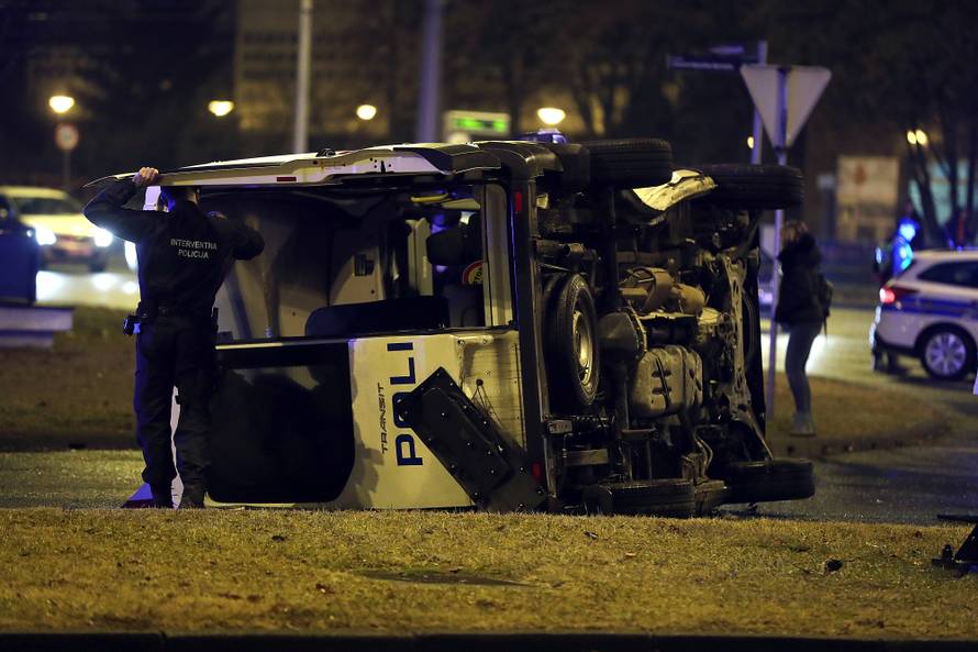 Policijski kombi prevrnuo se na bok: Dvoje ozlijeđenih u Audiju