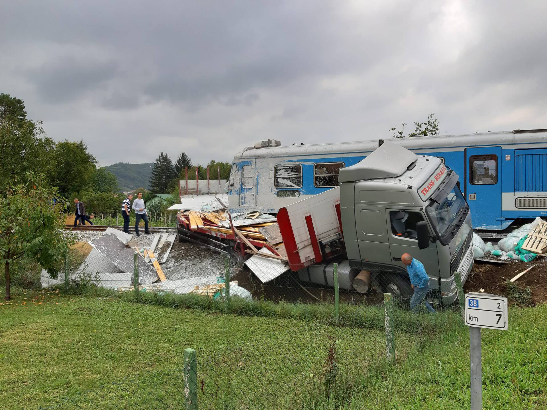 VIDEO Vlak naletio na kamion u Požegi, ozlijeđeno dvoje ljudi