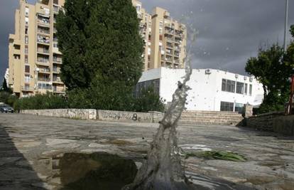 Petarda eksplodirala u lice bebi ispred škole u Splitu