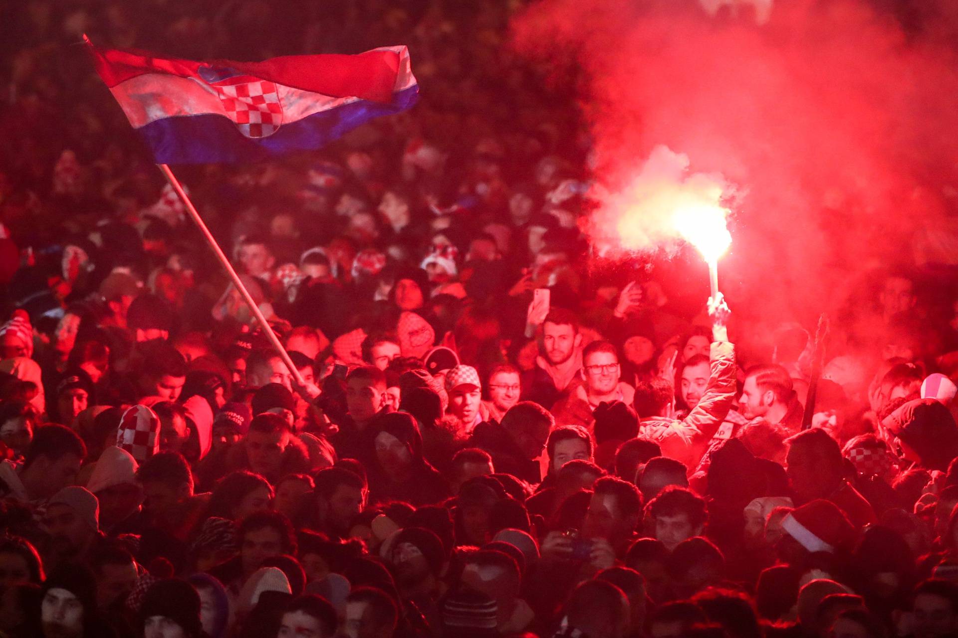 Prava ludnica vlada na Jelačićevom trgu, Vatreni krenuli prema Trgu