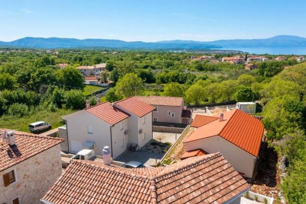 FOTO Vila na Krku ima grijani bazen sa slanom vodom i ljetnu kuhinju, a cijena? Ma, sitnica...