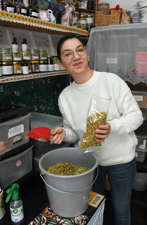 Budaševo: Marija Ivičić ili poznatija kao Marica Travarica proizvodii čajeve, razne ljekovite tinkture te med za potenciju