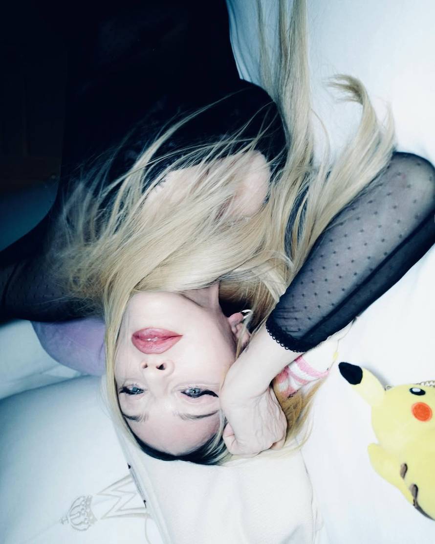 Madonna se uvija po krevetu u seksi kombinaciji: Društvo su joj pravili Pikachu i drugi plišanci...