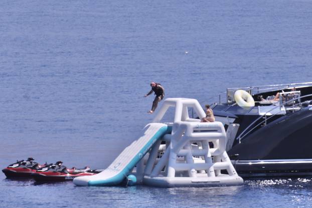 Obiteljski odmor slavnog podcastera na Braču: Joe Rogan uživa na superjahti, kupa se i skače u more