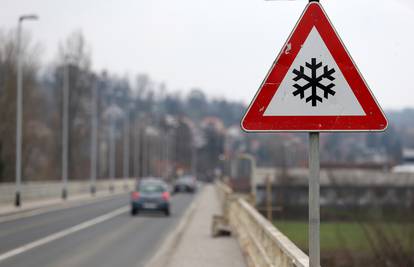 Zbog vode na kolniku zatvorene neke ceste, a Hak poziva na dodatan oprez zbog magle!