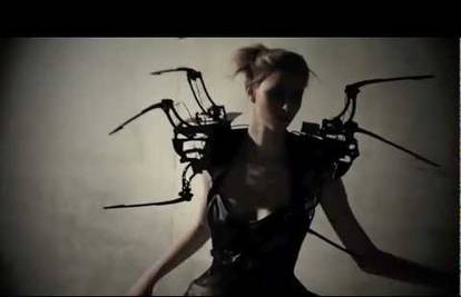 Robotska pauk-haljina reagira na pokrete i miče ramena-noge